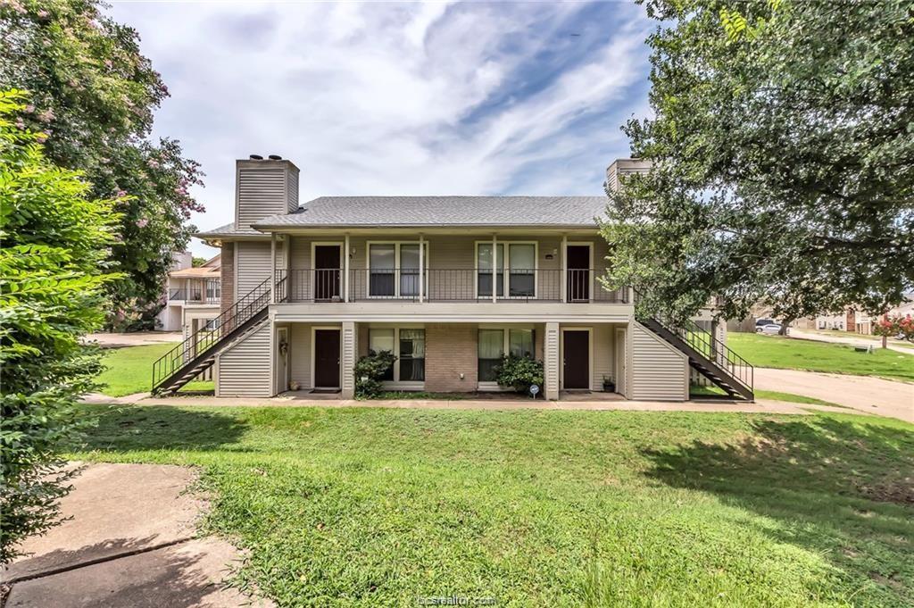 Front facade featuring a front yard