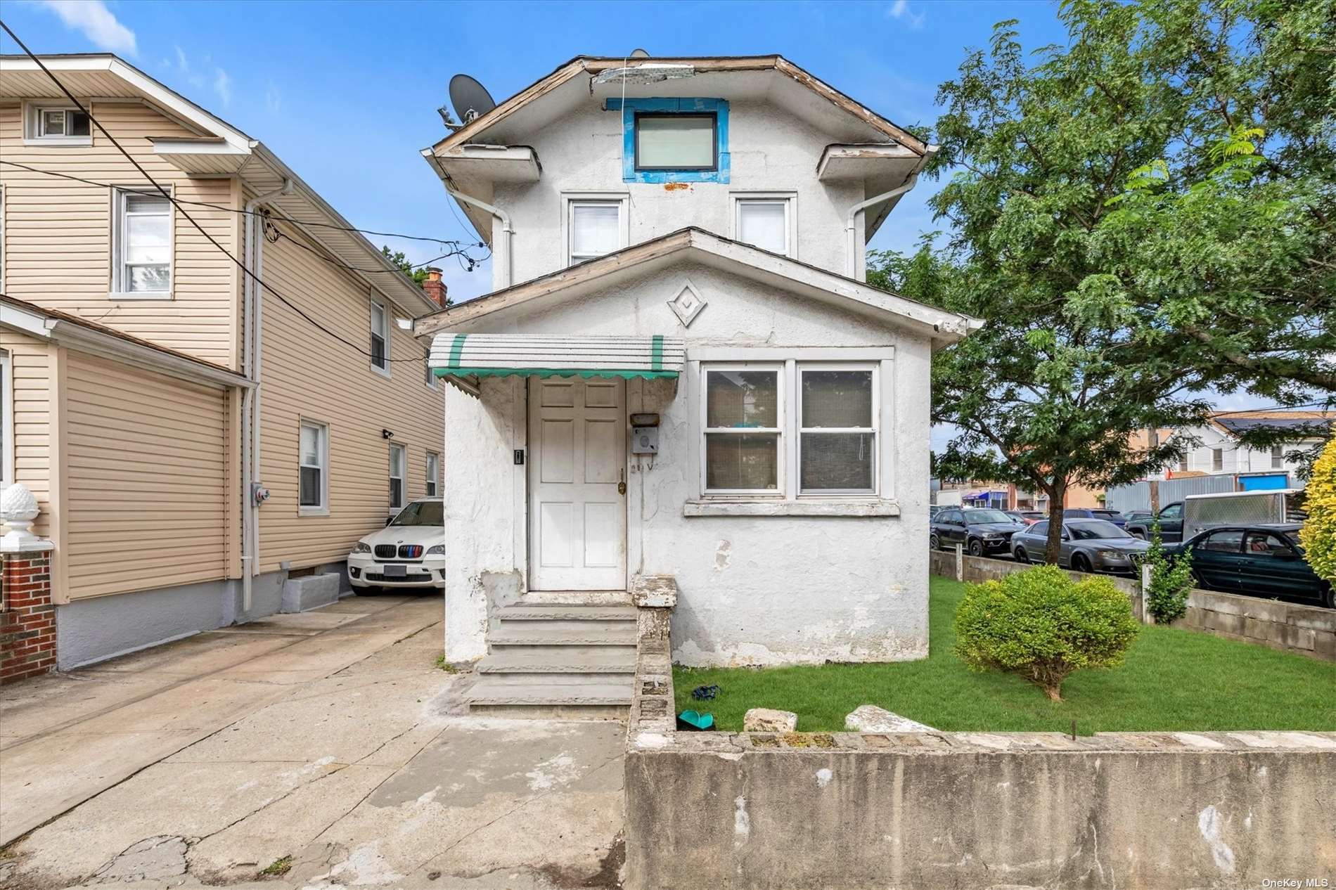 a view of a house with a yard