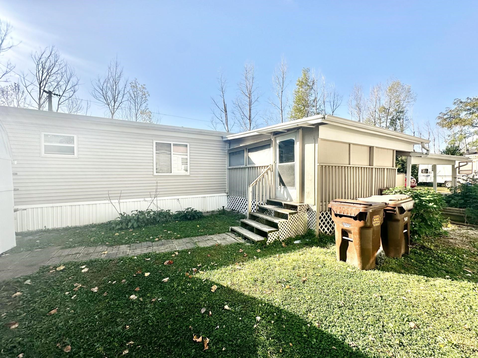 a view of a house with backyard