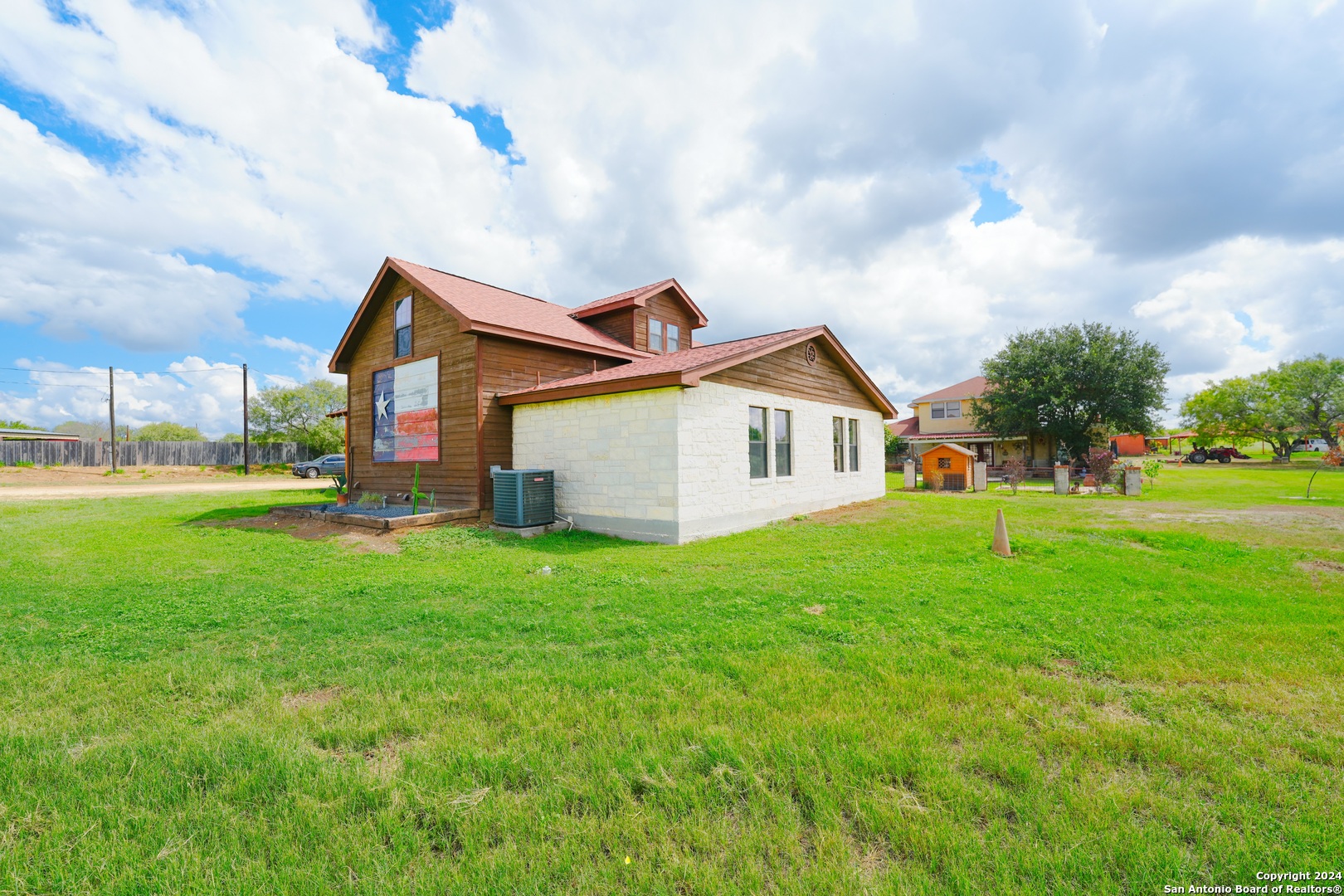 a view of a house with backyard and garden