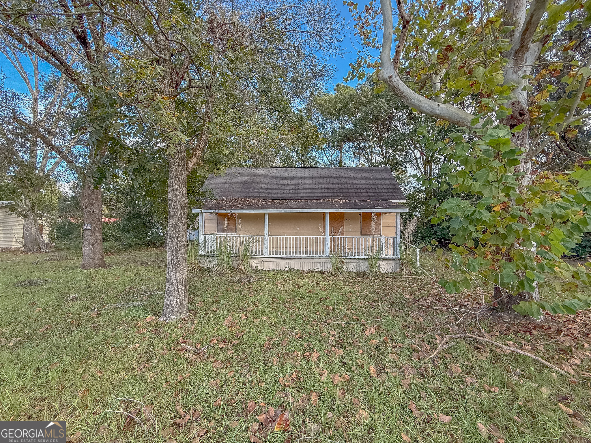 a view of a house with a yard