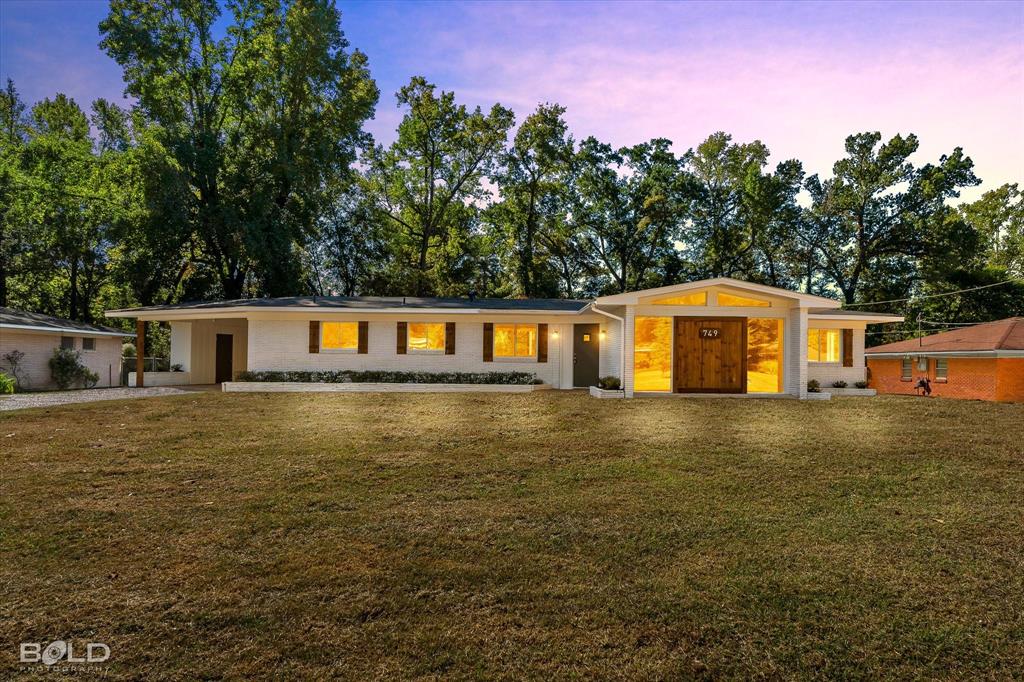 a view of a house with a yard