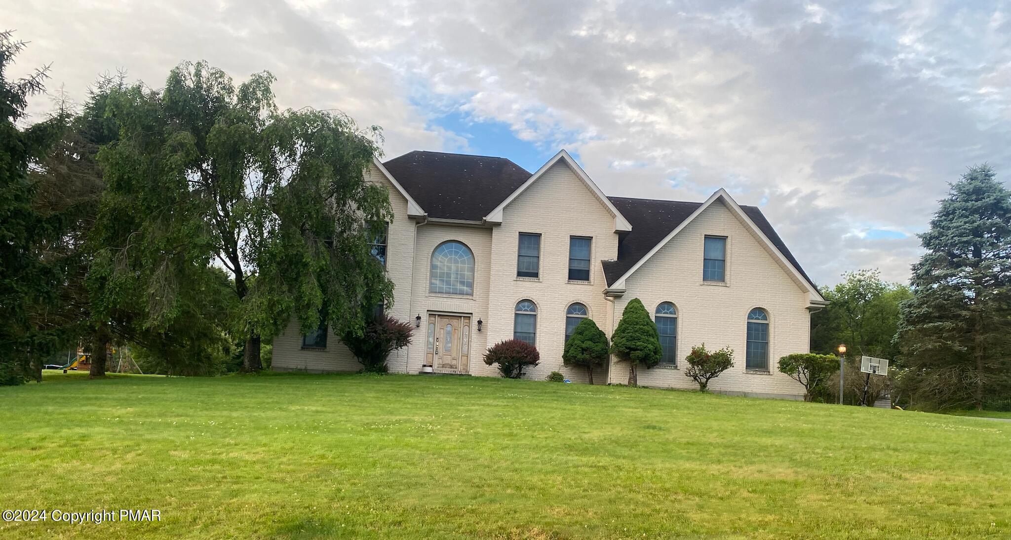 a view of a house with backyard