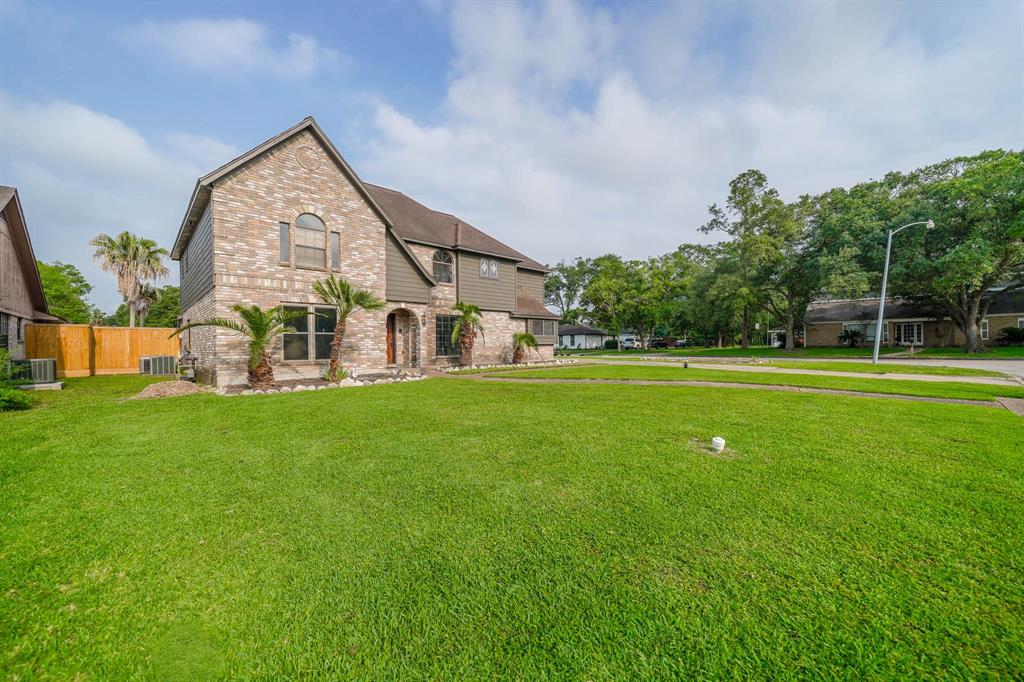 a view of a house with a big yard