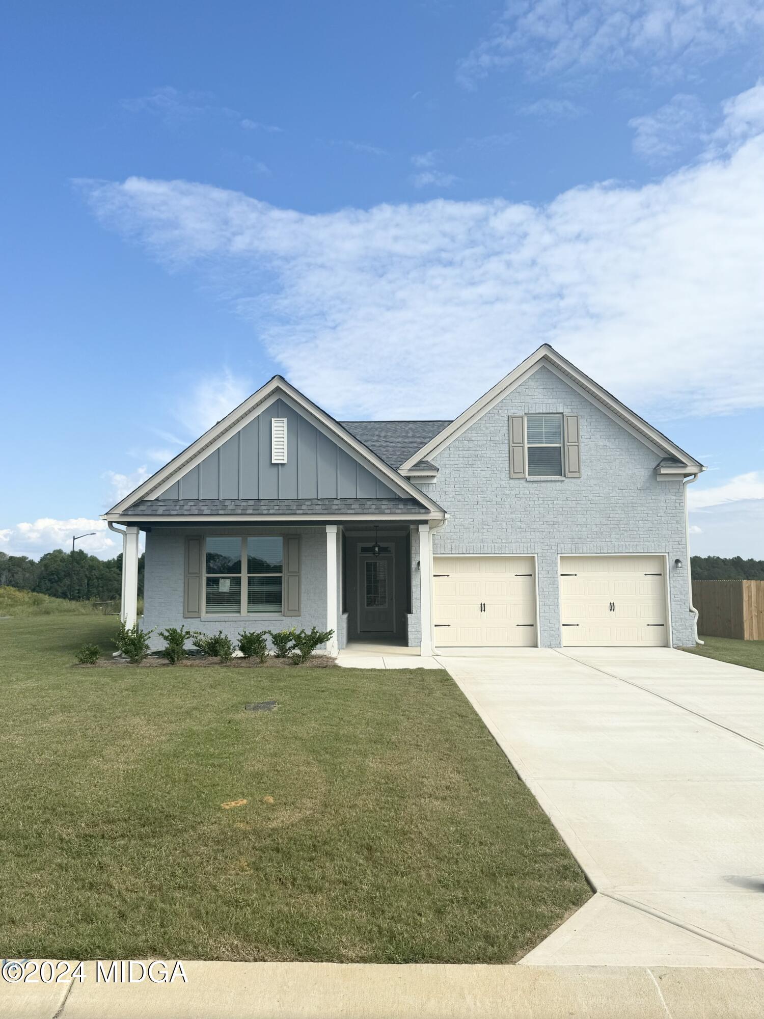 a view of a yard in front of house