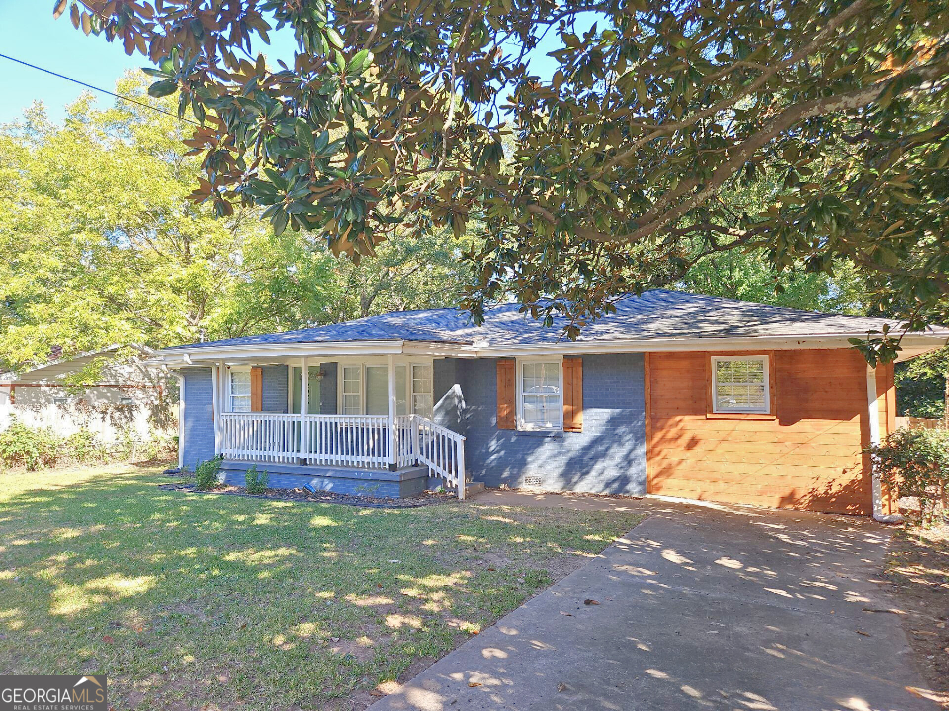 a view of a house with a yard