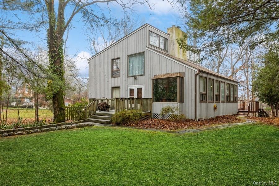 a view of a house with backyard