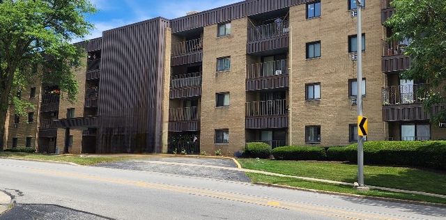 $190,000 | 1133 South Finley Road, Unit 404 | Lombard