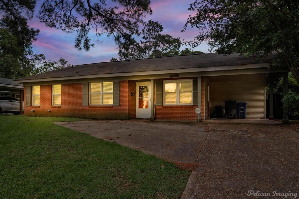 a view of a house with a backyard