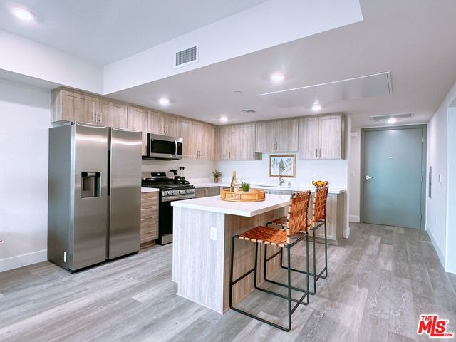 $3,072 | 3050 West 11th Street, Unit 303 | Mid-Wilshire