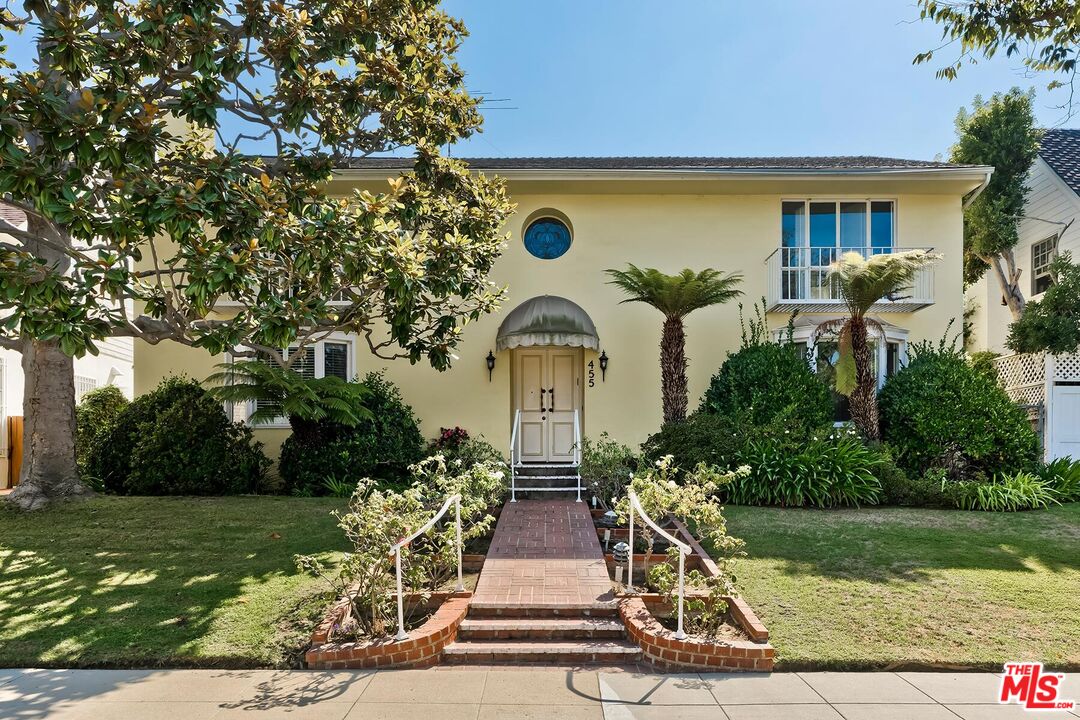 a front view of house with yard