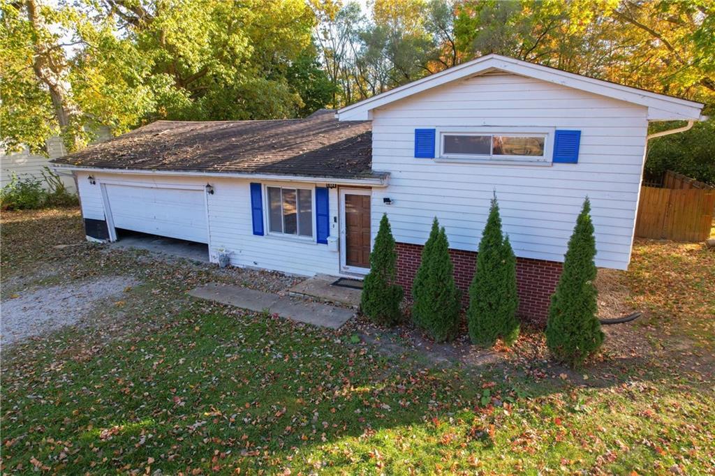 a view of a house with a yard