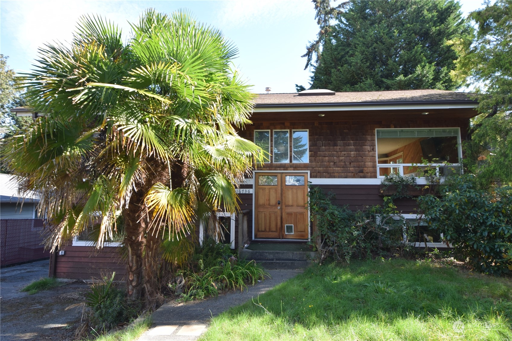 a view of a house with a yard