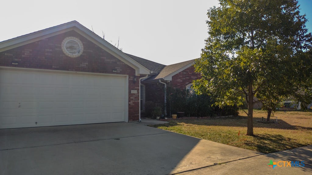 a front view of house with yard