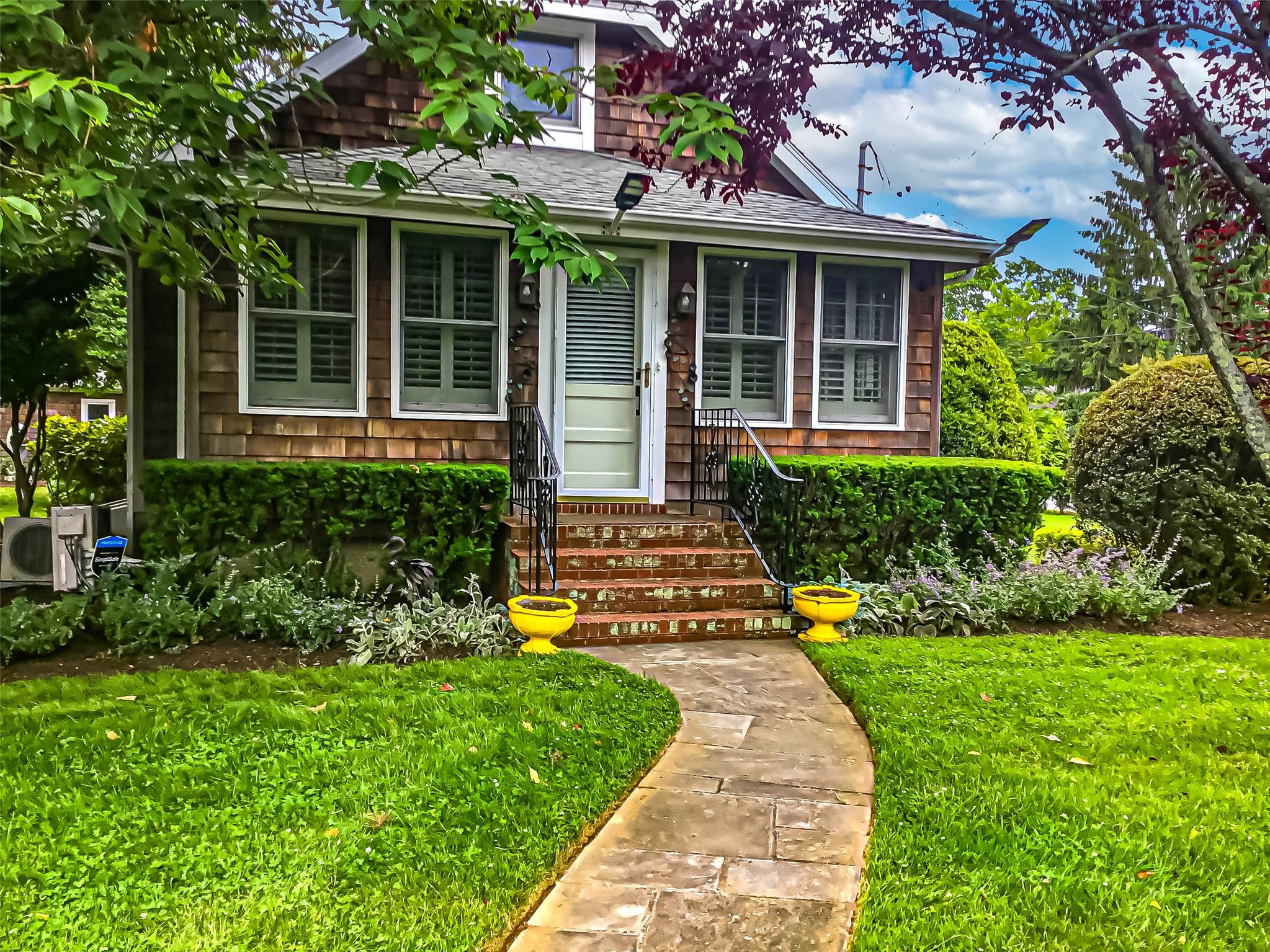 View of front of house featuring a front lawn