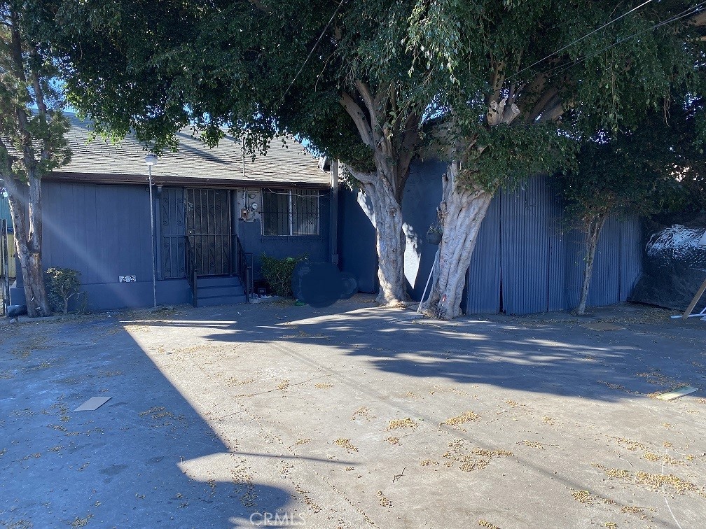 a view of a backyard of the house