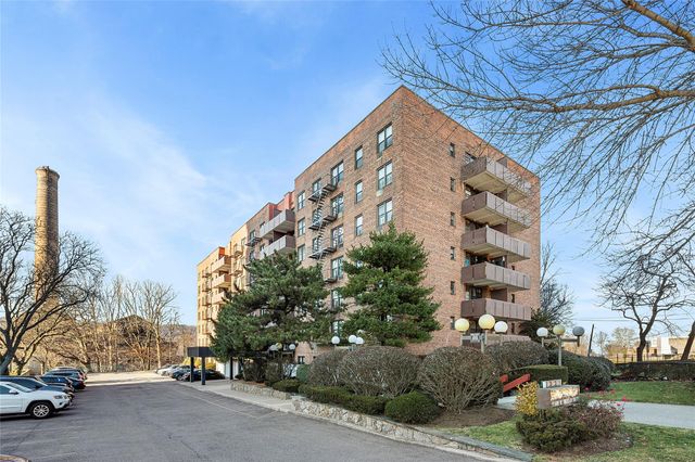 $2,175 | 201 Ravine Avenue, Unit 5K | Woodstock Manor