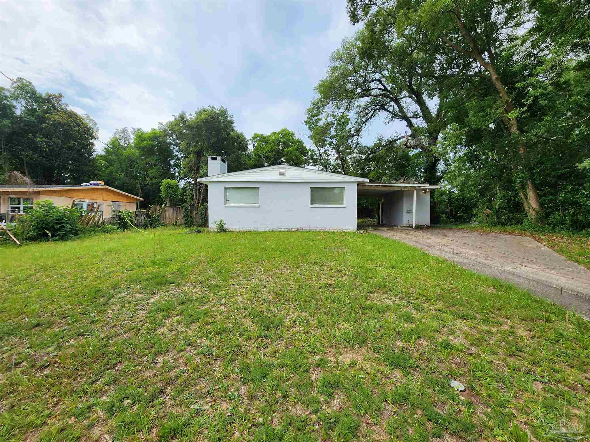 a view of a house with backyard and house