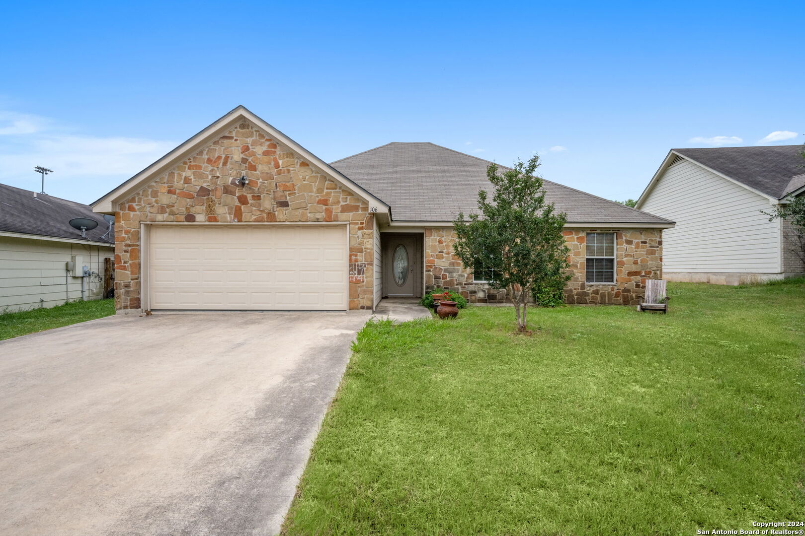 a view of a house with a yard and garage