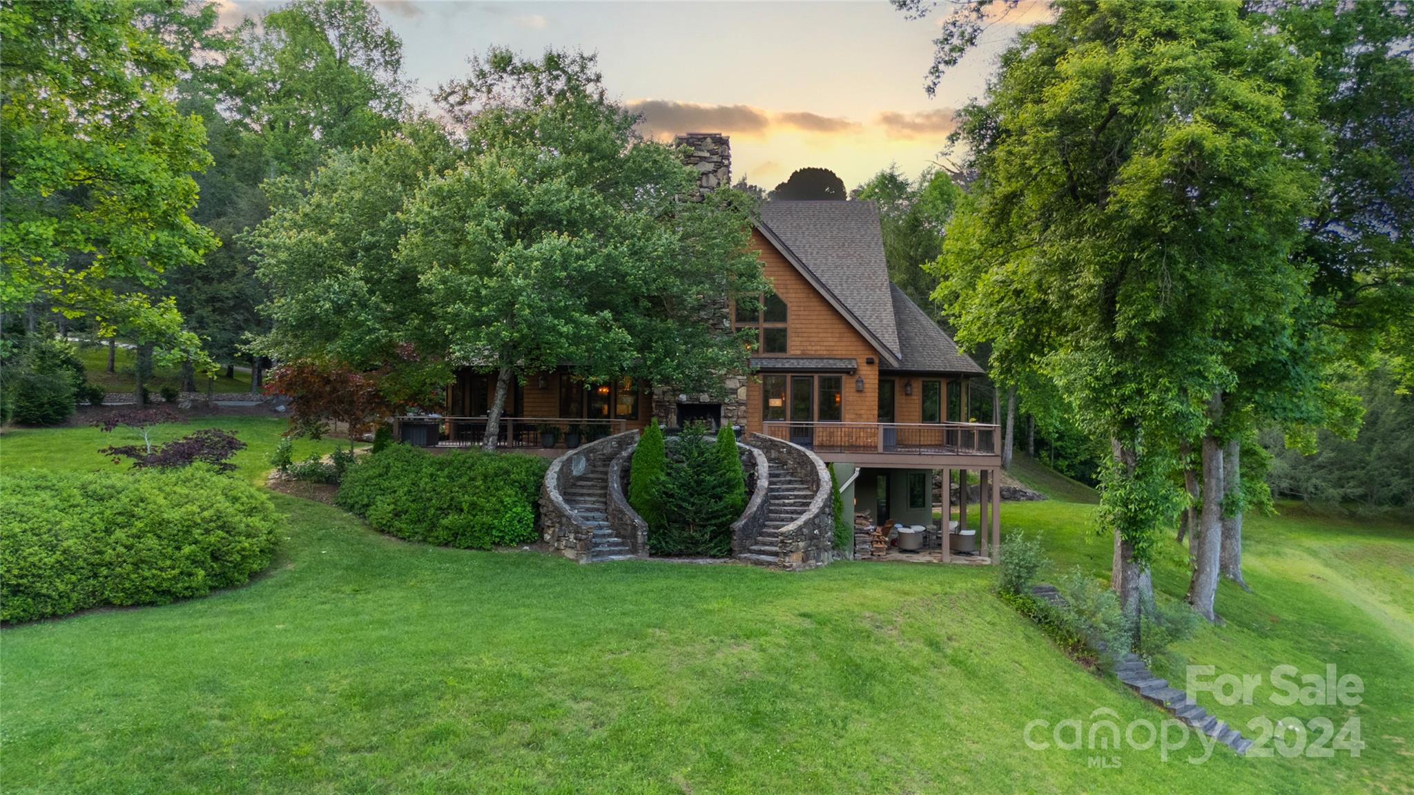 a view of a house with backyard