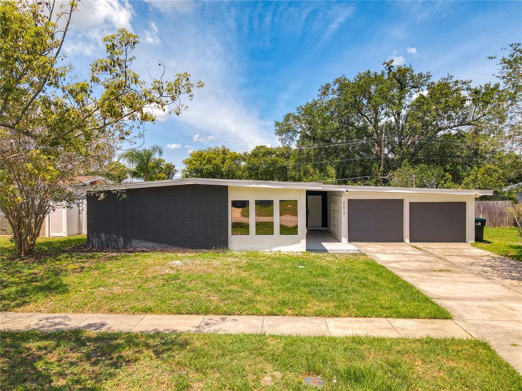 a view of a house with a yard