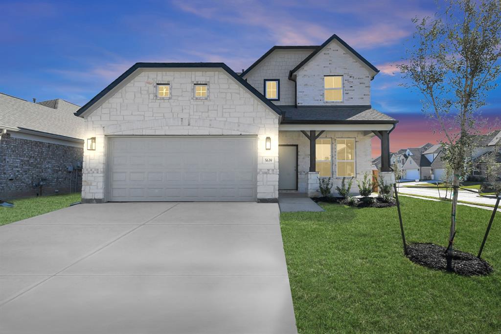 Welcome home to 5639 Sandhill Oak Trail located in the gated community of Champions Oak and zoned to Klein ISD.