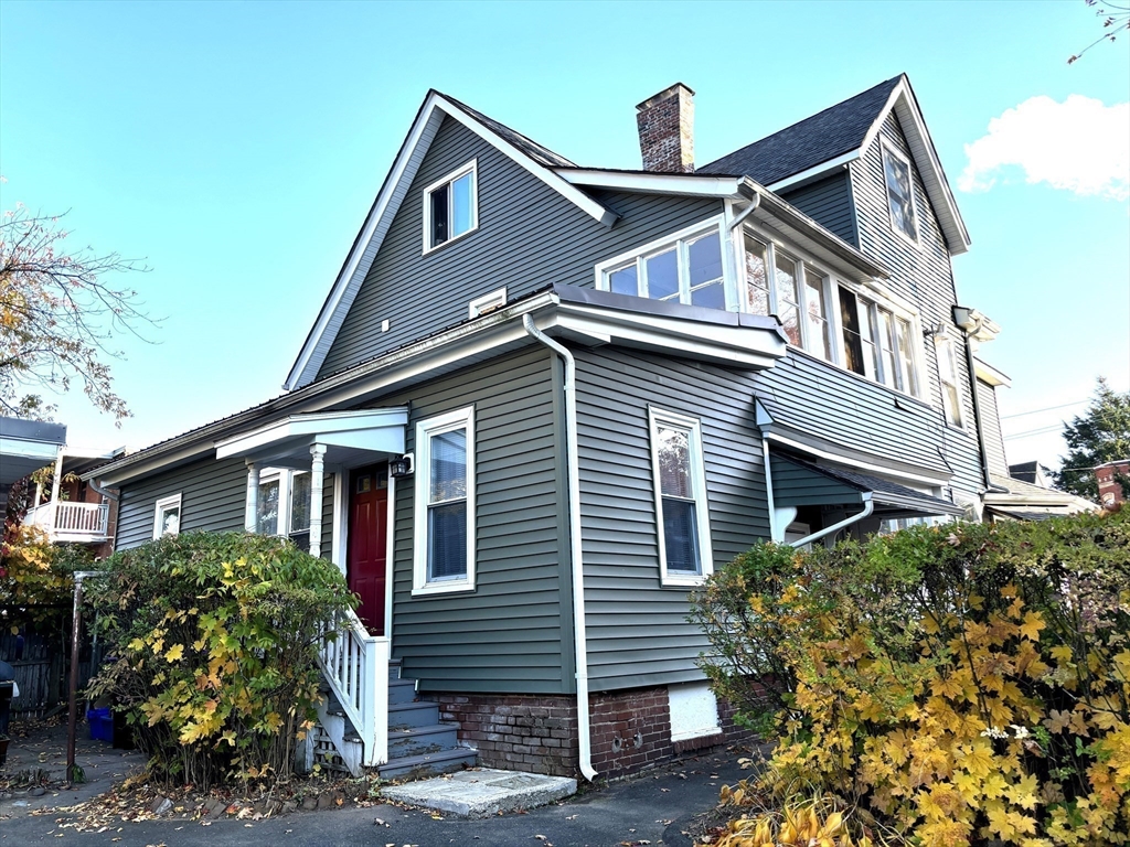 a view of a house with a yard