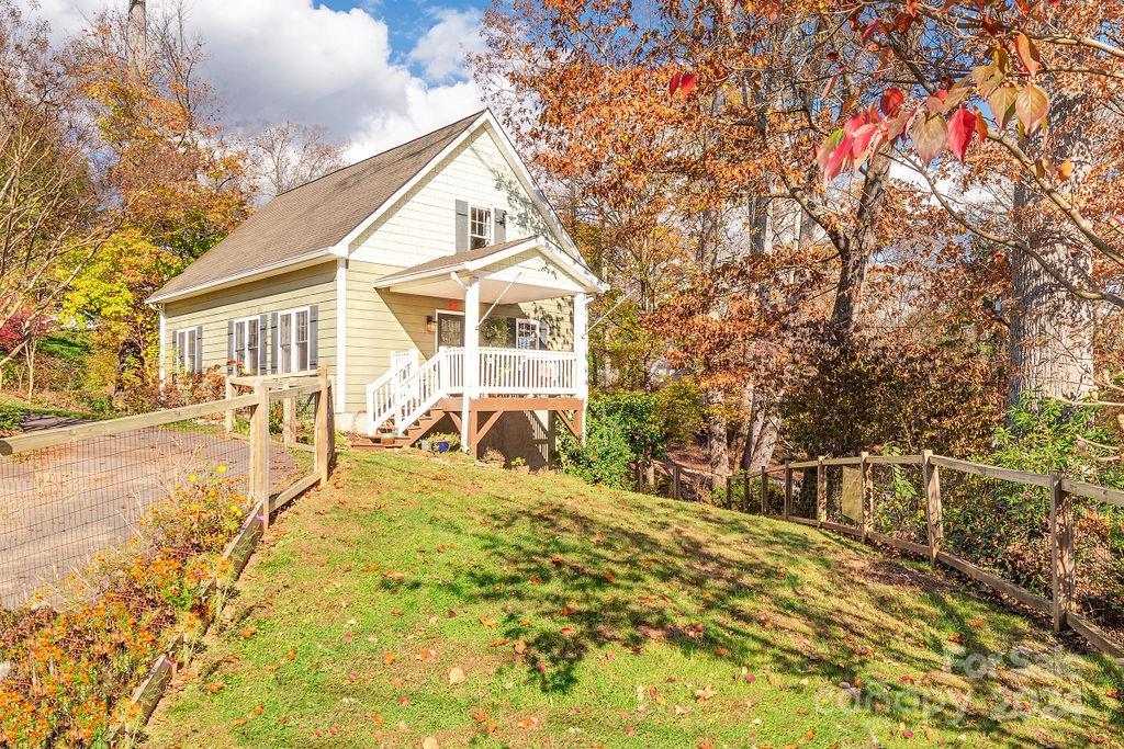 a view of a yard with a house