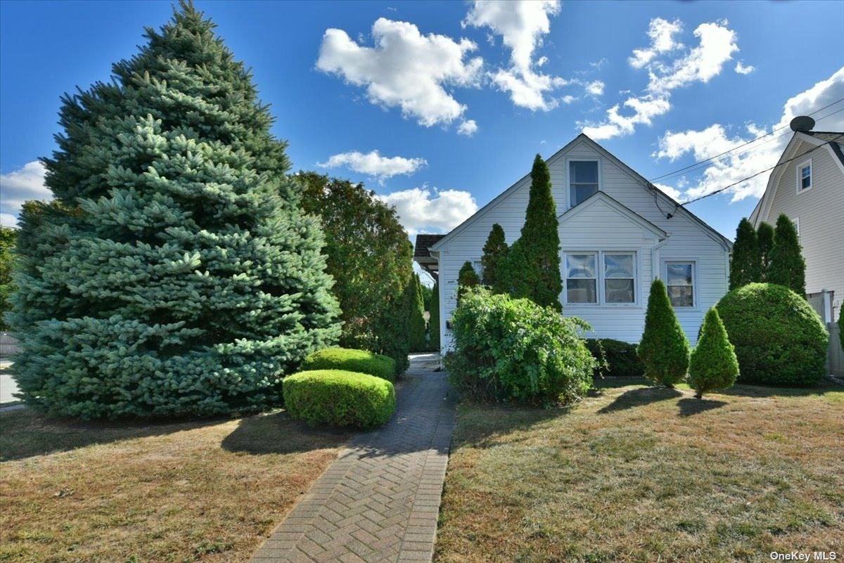 a view of a house with a backyard