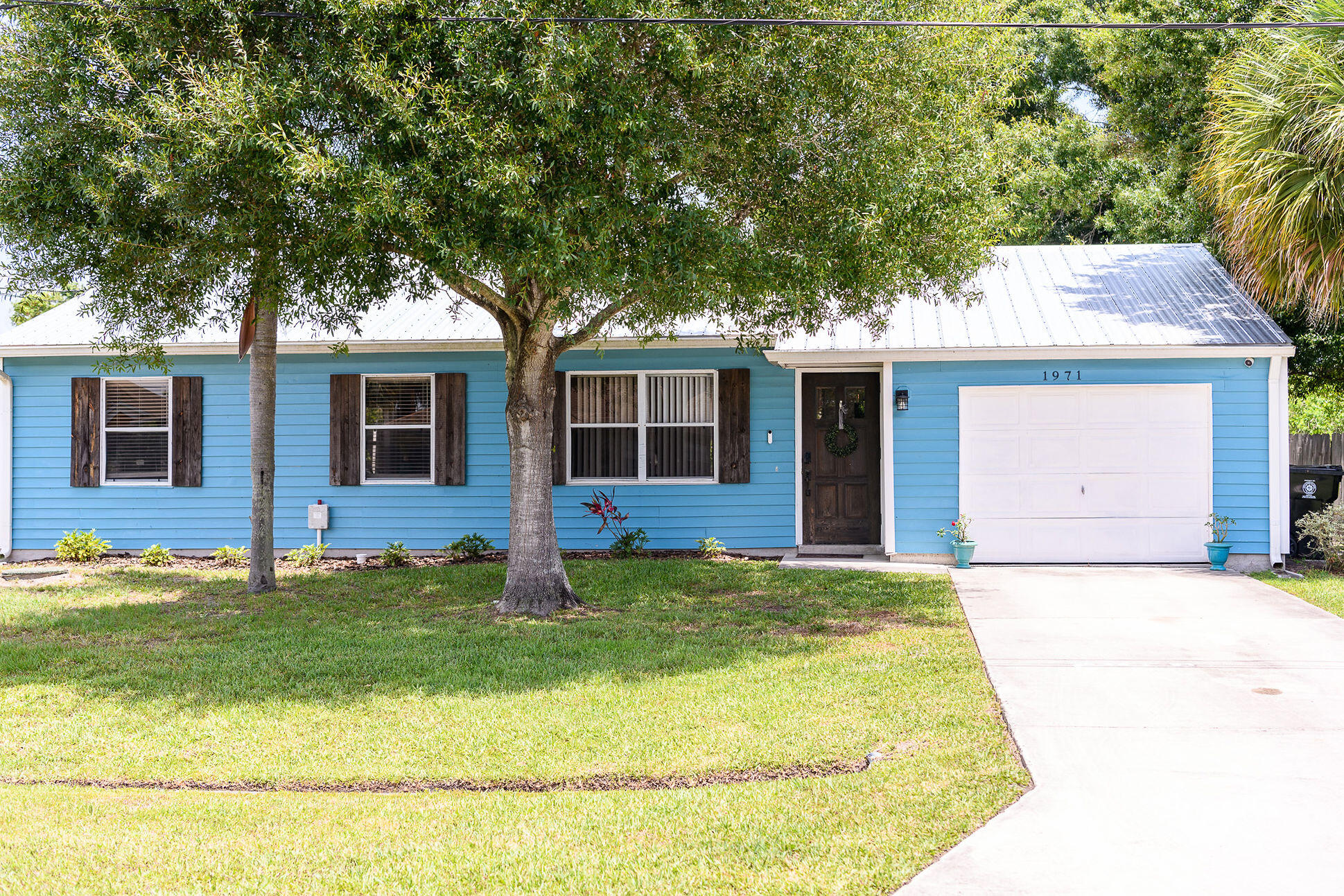 a view of house with yard