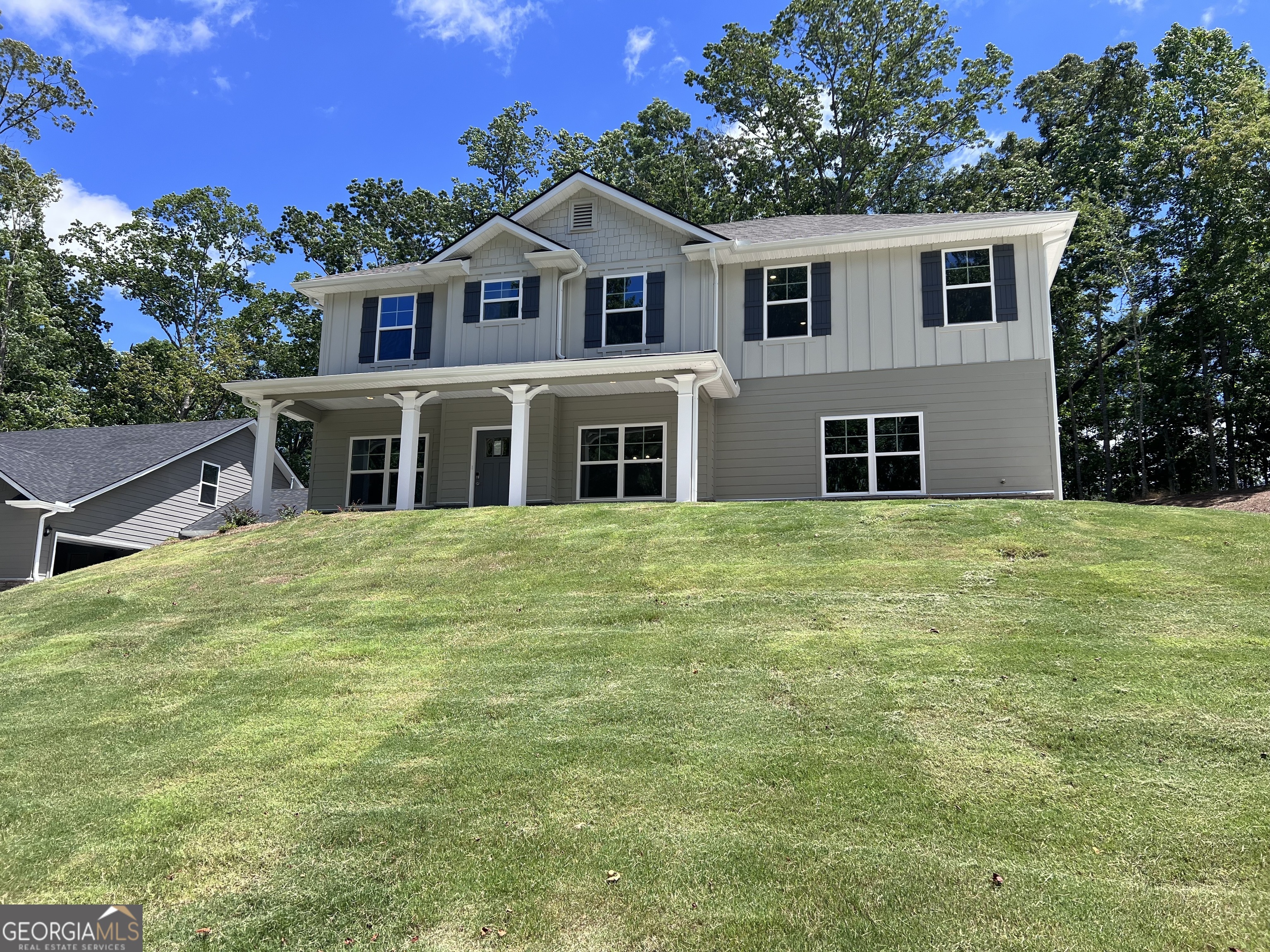 a view of a house with a yard