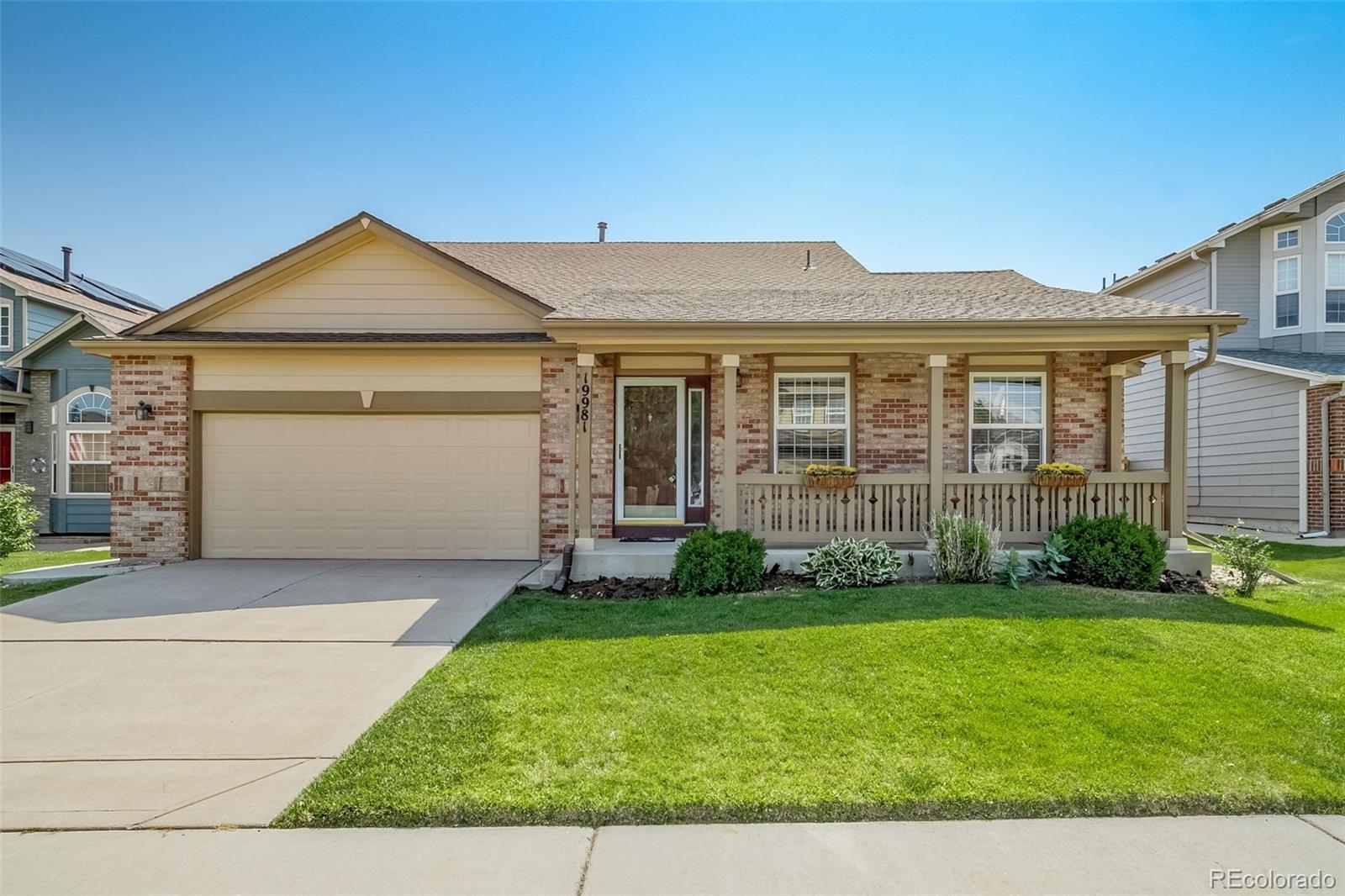 a view of front of a house with a yard