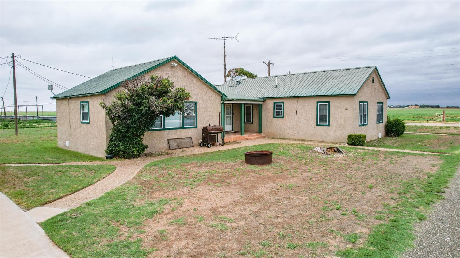 a view of a house with a yard and plants