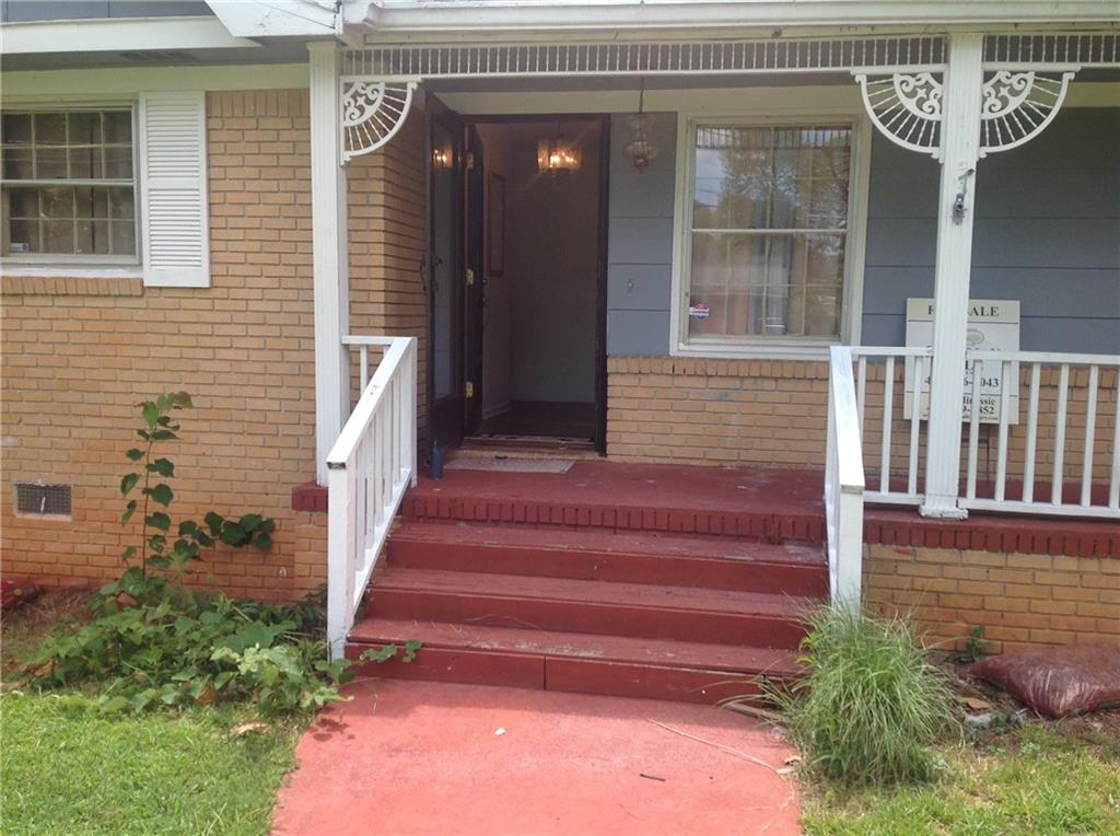 a view of entryway with yard