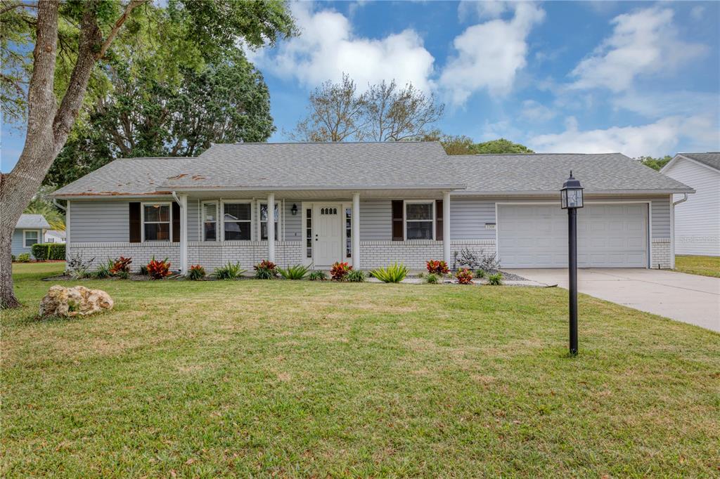 a view of a house with backyard and garden