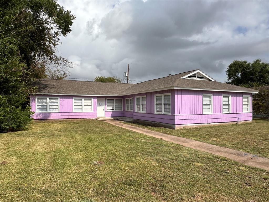 a view of a house with a yard