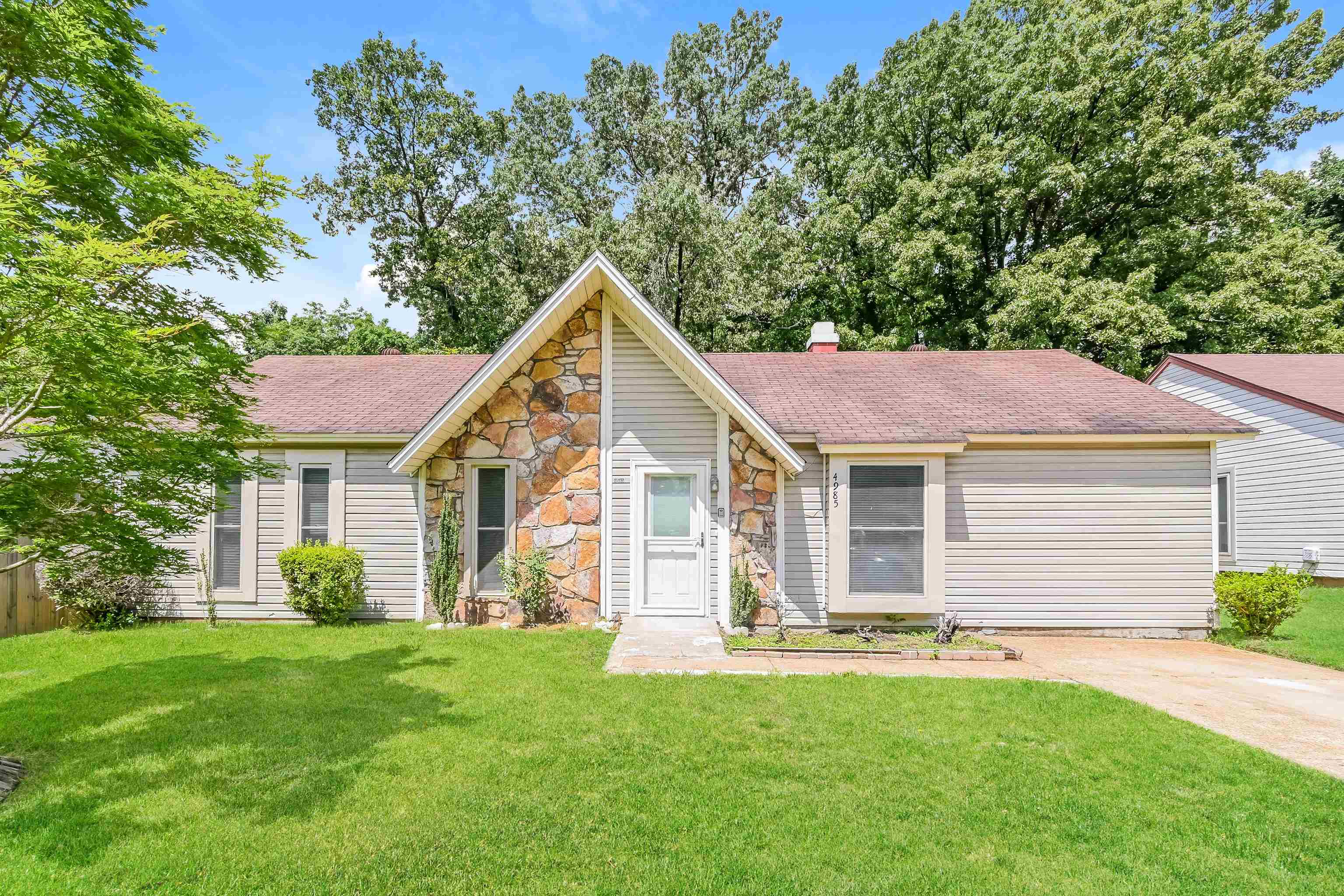 View of front of home featuring a front yard