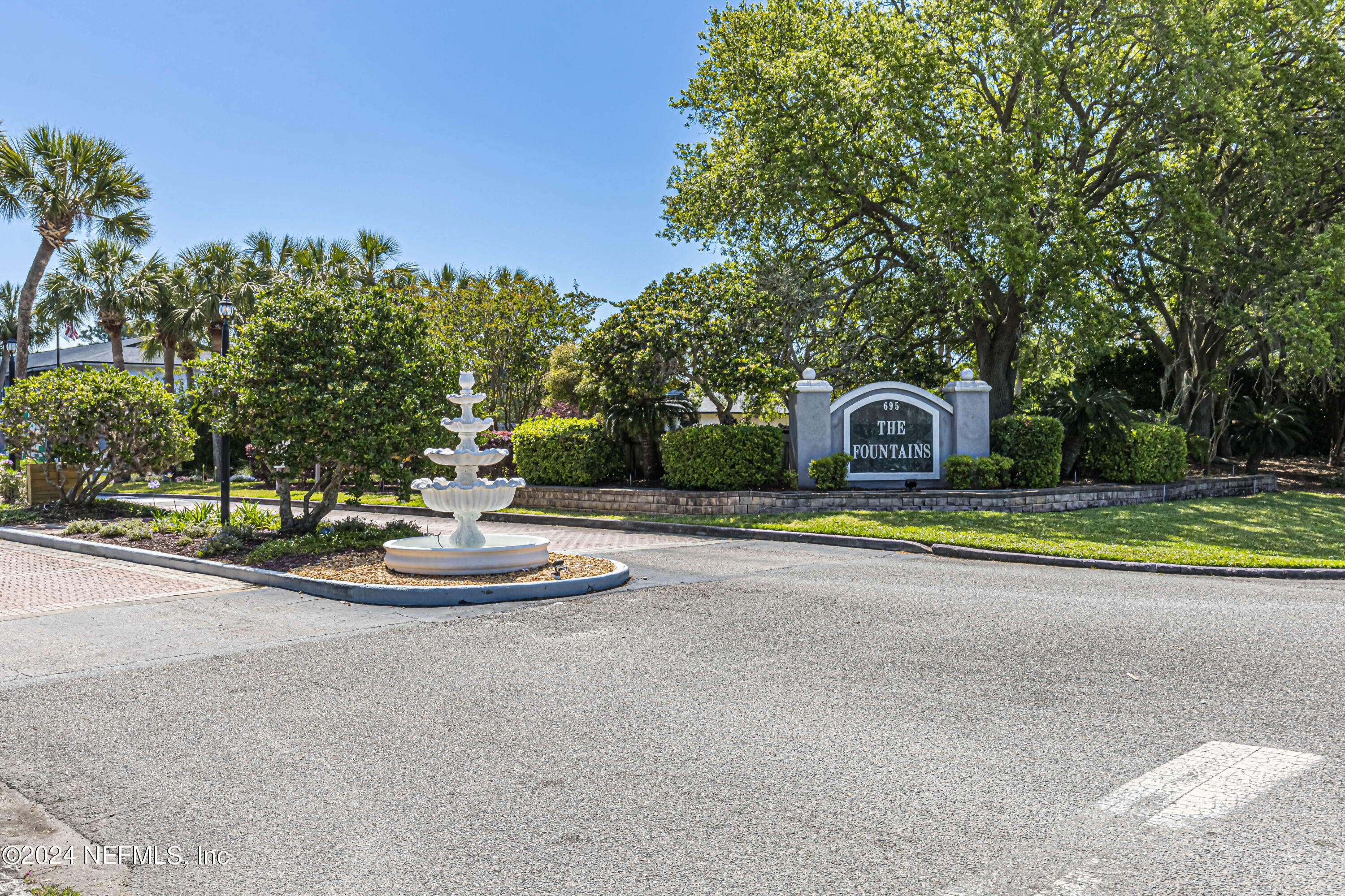 Main entrance to fountain condominium