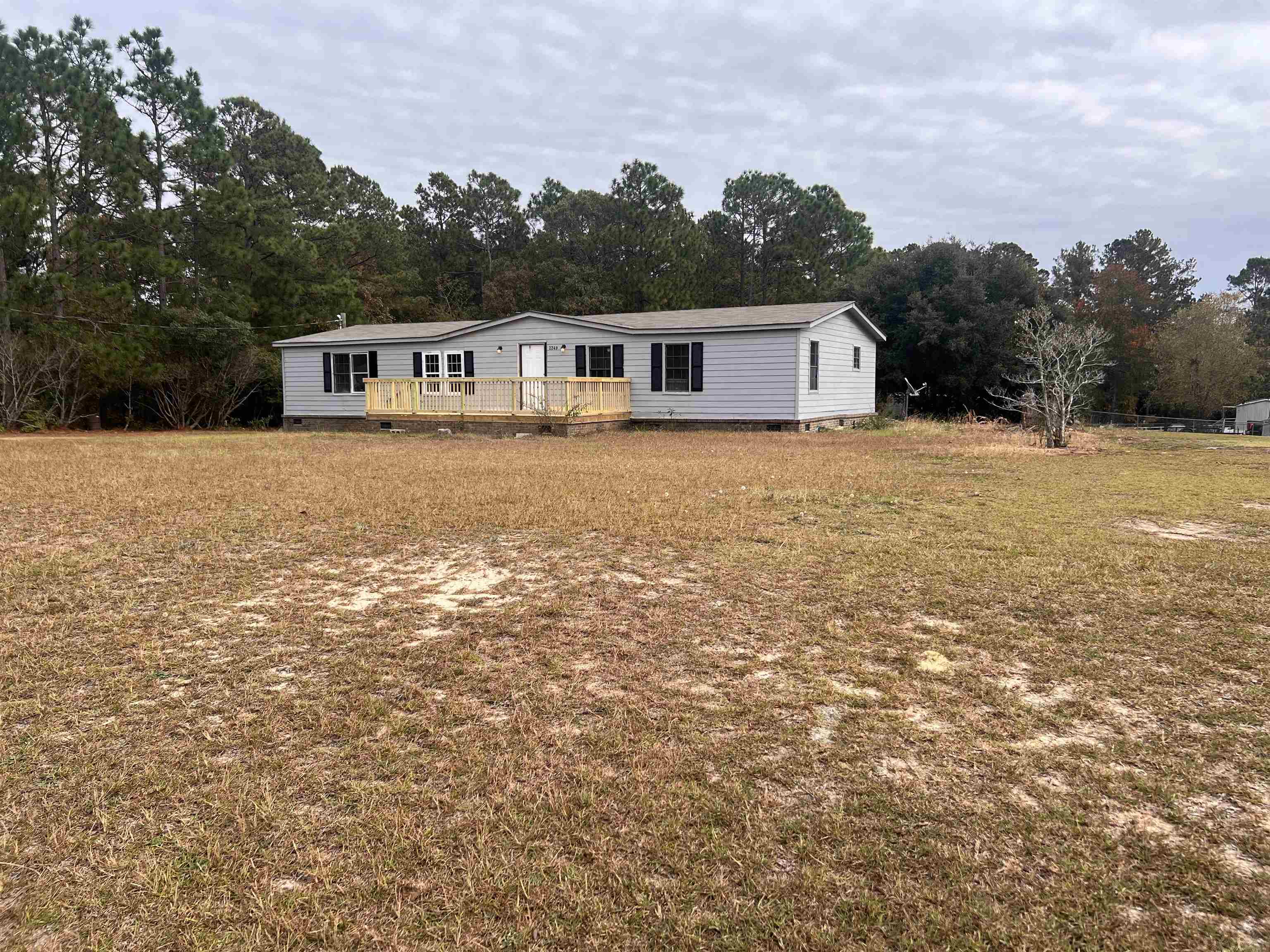 Manufactured / mobile home featuring a front lawn