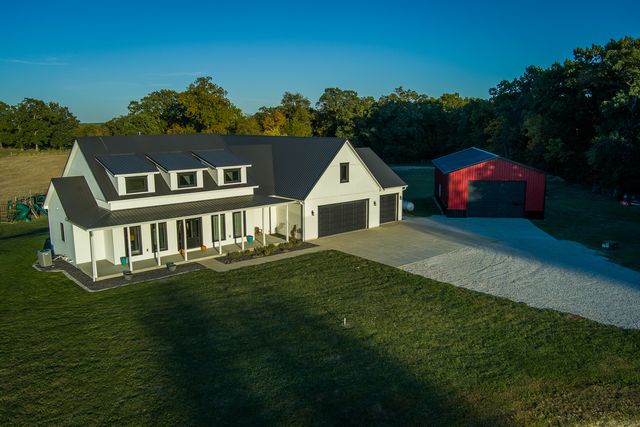 $725,000 | 6487 Little Galilee Road | Texas Township - De Witt County