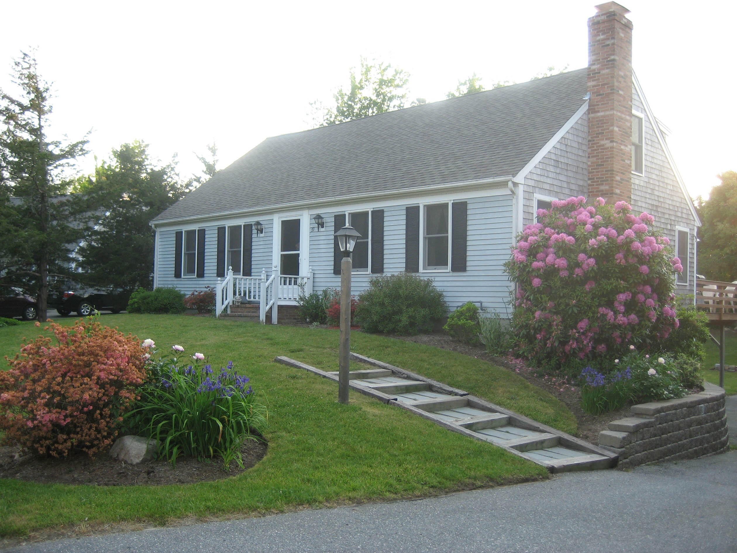 a view of a house with backyard and garden