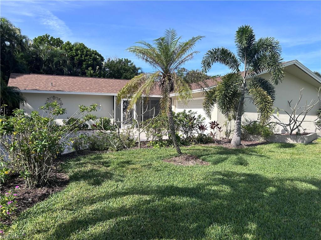 a view of a house with a yard