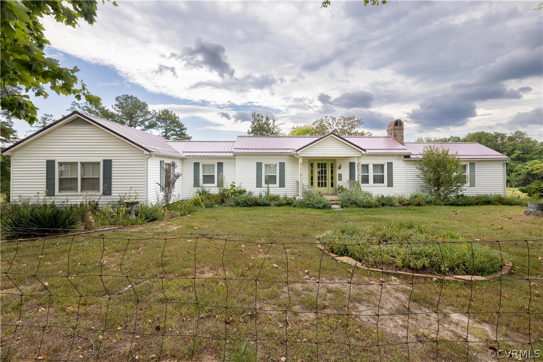 a view of a yard in front of house