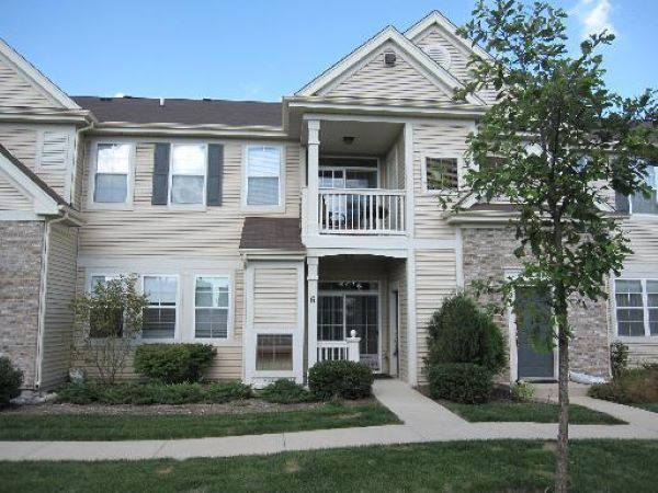 a view of front a house with a yard