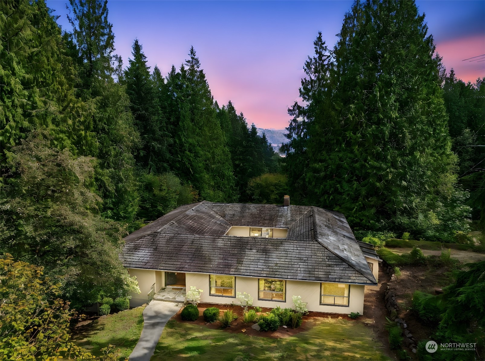 a view of a house with a yard