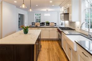 Open Kitchen with Island and Pennisula