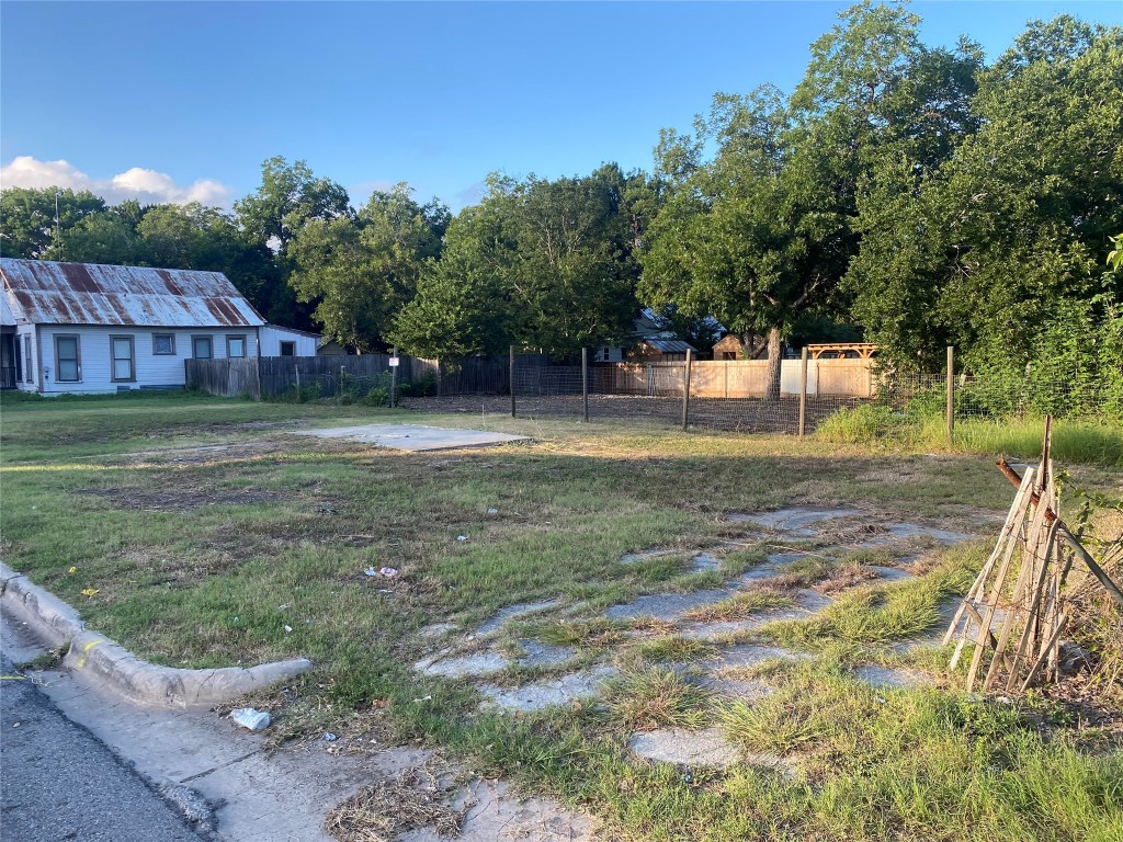 a view of a back yard of the house