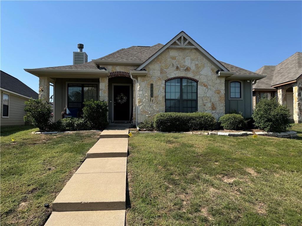 View of front facade featuring a front yard