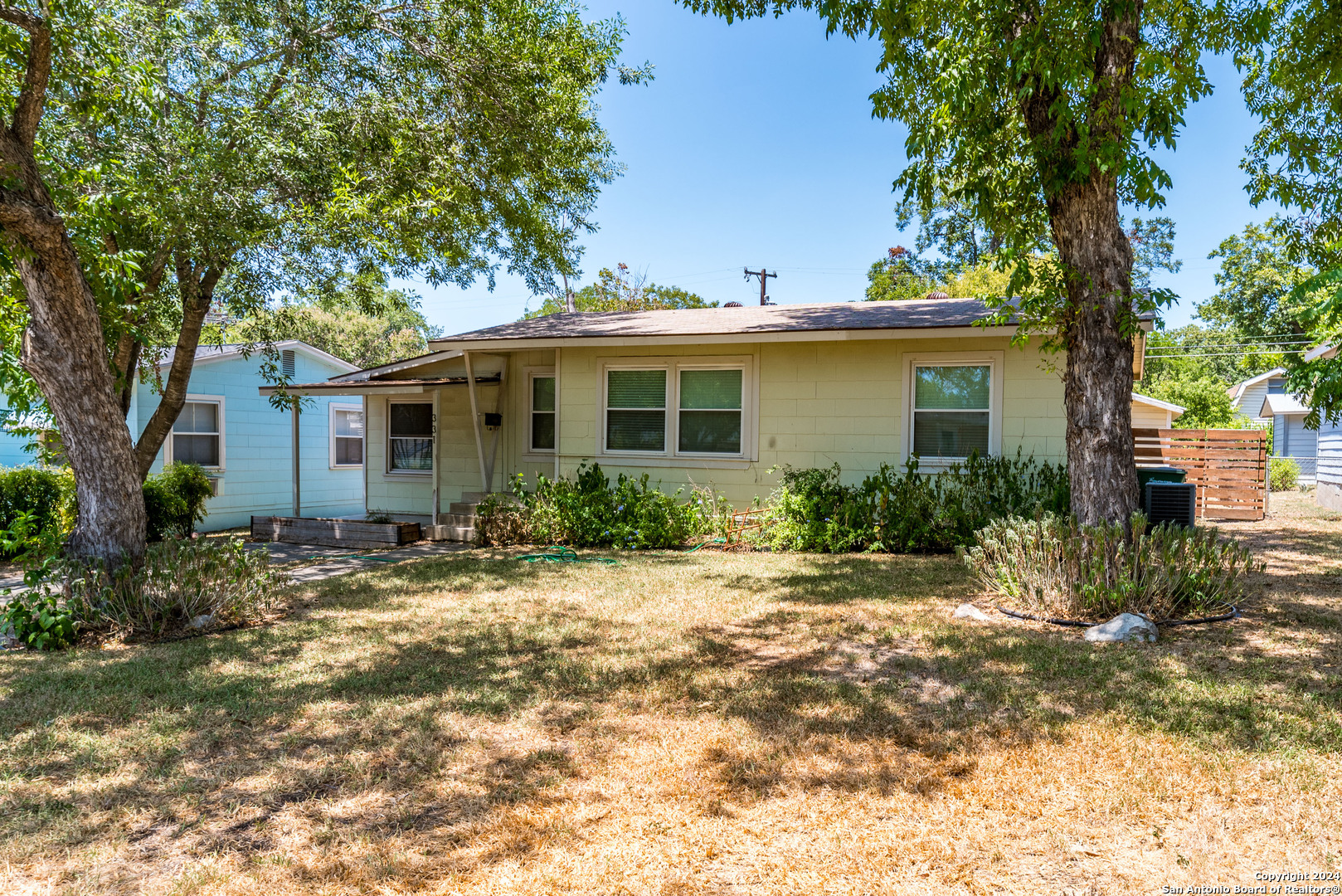 a view of a house with a yard