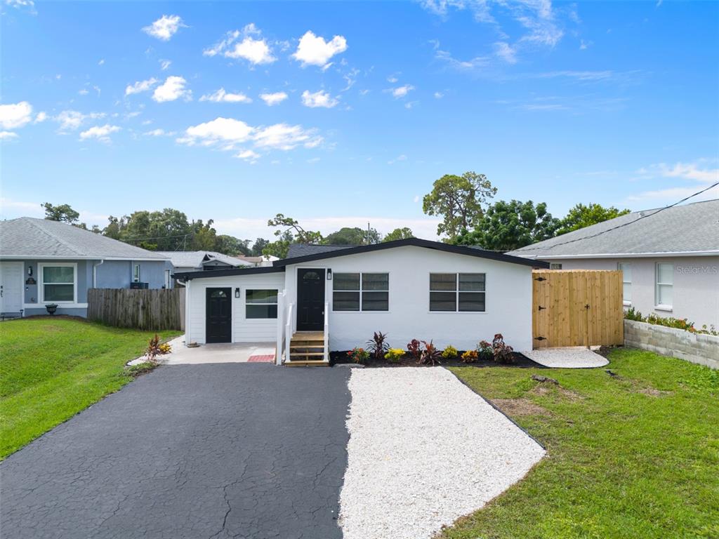 a view of a yard in front of house with a yard